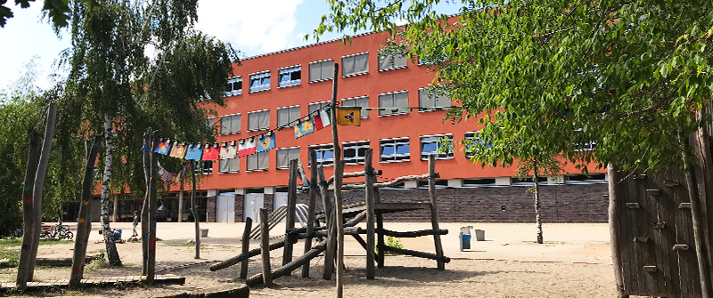 Schulbezogene Sozialarbeit an der Herman-Nohl-Grundschule, Berlin Britz im Bezirk Neukölln, Schulhof Schulbezogene Sozialarbeit an der Herman-Nohl-Grundschule, Berlin Britz im Bezirk Neukölln, Schulhof
