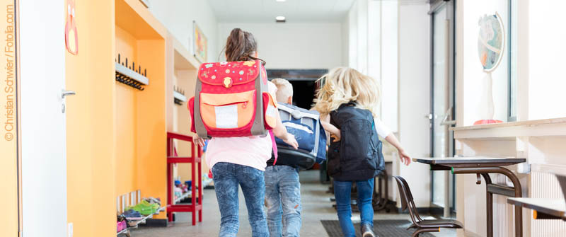 Schulbezogene Sozialarbeit an der Hermann-Boddin-Schule, Berlin Neukölln, rennende Kinder mit Schulranzen Schulbezogene Sozialarbeit an der Hermann-Boddin-Schule, Berlin Neukölln, rennende Kinder mit Schulranzen