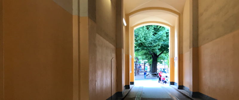 Schulbezogene Sozialarbeit an der Konrad-Agahd-Schule, „Anerkannte Modellschule für PC- und Onlinekompetenz“, Berlin Neukölln, spielende Kinder im Hof Schulbezogene Sozialarbeit an der Konrad-Agahd-Schule, „Anerkannte Modellschule für PC- und Onlinekompetenz“, Berlin Neukölln, spielende Kinder im Hof