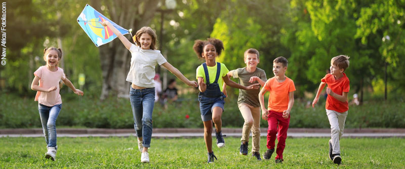 Schulsozialarbeit an der Schule am Mummelsoll, Förderzentrum, Schwerpunkt "Geistige Entwicklung", Berlin Marzahn-Hellersdorf, Kinder laufen mit einem Drachen Schulsozialarbeit an der Schule am Mummelsoll, Förderzentrum, Schwerpunkt "Geistige Entwicklung", Berlin Marzahn-Hellersdorf, Kinder laufen mit einem Drachen