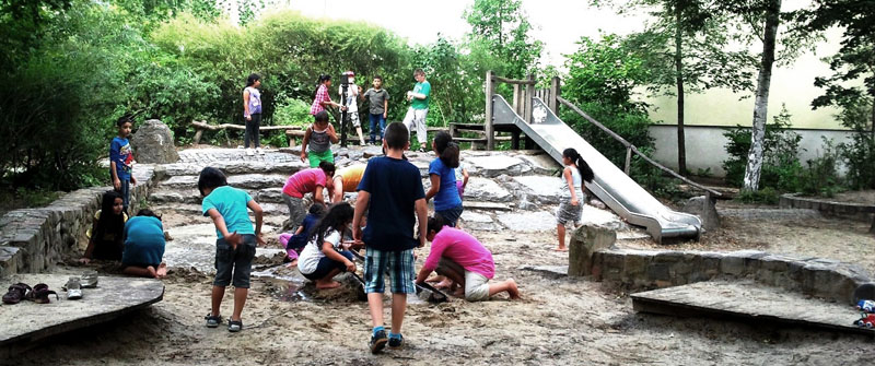 Schulbezogene Sozialarbeit an der Wedding-Grundschule, spielende Kinder auf dem Schulhof Schulbezogene Sozialarbeit an der Wedding-Grundschule, spielende Kinder auf dem Schulhof